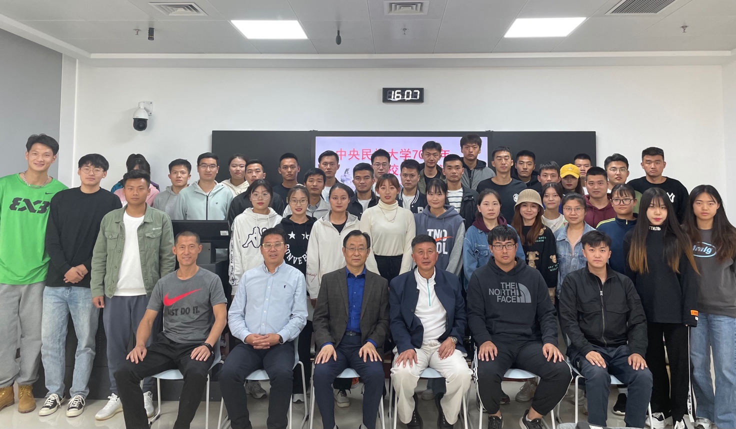 一群人站在一起合影描述已自动生成